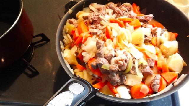 カレーの具材を炒める順番を解説！炒める理由や野菜ごとの炒める時間も | ゆるひとりごはん